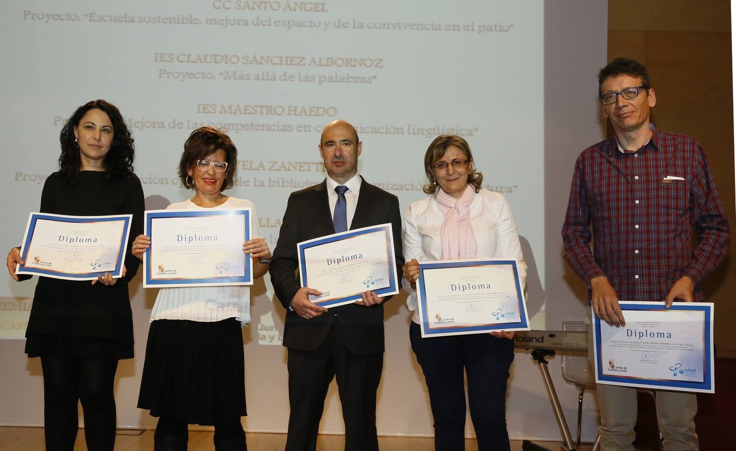 Premios Mejores Experiencias de Calidad. Representantes de los centros CRA Villarrín (Villarrín de Campos, Zamora), IES Vela Zanetti (Aranda de Duero, Burgos), IES Maestro Haedo (Zamora), Santo Ángel (Palencia), IES Claudio Sánchez Albornoz (El Tiemblo, Ávila).