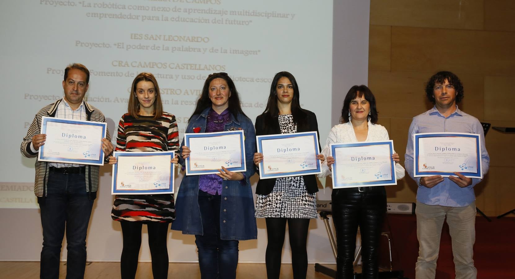 Premios Mejores Experiencias de Calidad. Representantes de los centros IES Conde Sancho García (Espinosa de los Monteros, Burgos), CRA Cubillos del Sil (Cubillos del Sil, León), Maestro Ávila (Salamanca), IES San Leonardo (San Leonardo de Yagüe, Soria), IESO Tierra de Campos (Paredes de Nava, Palencia), CRA Campos Castellanos (Cantimpalos, Segovia).
