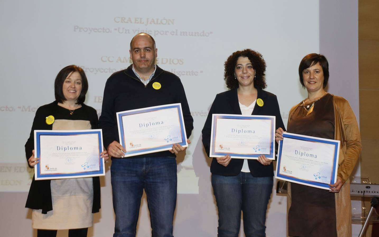 Premios Mejores Experiencias de Calidad. Representantes de los centros IES Antonio Tovar (Valladolid), Amor de Dios (Valladolid), El Jalón (Arcos de Jalón, Soria), CEIP Príncipe de España (Miranda de Ebro, Burgos).