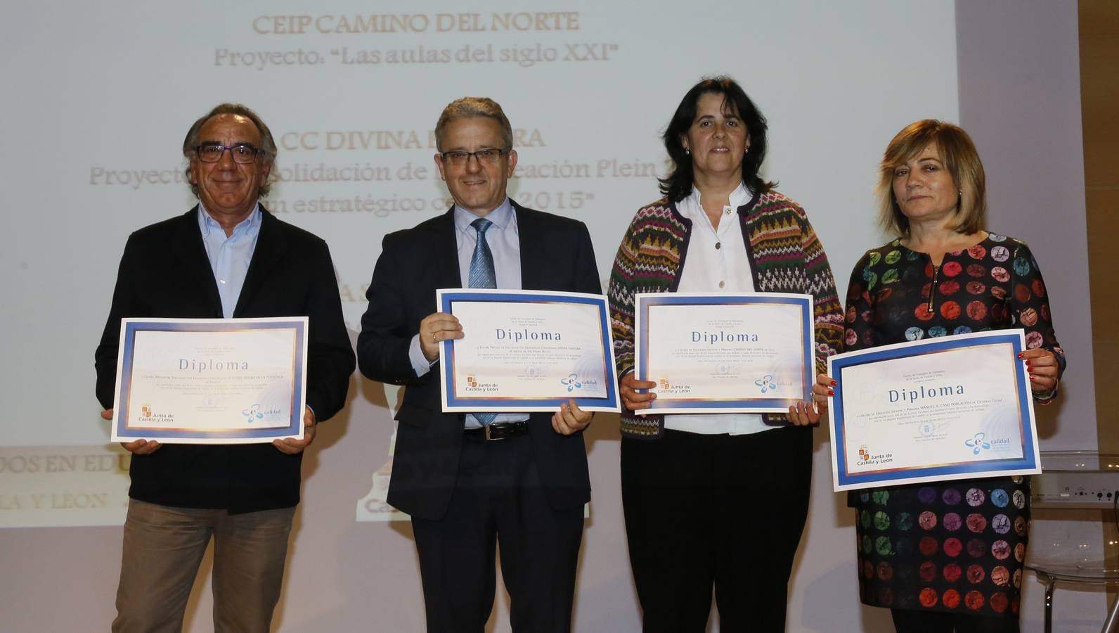 Premios Mejores Experiencias de Calidad. Representantes de los centros Nuestra Señora de la Fuencisla (Segovia), Divina Pastora (Arenas de San Pedro, Ávila), CEIP Camino del Norte (León), CEIP Manuel A. Cano Población (Cistierna, León).