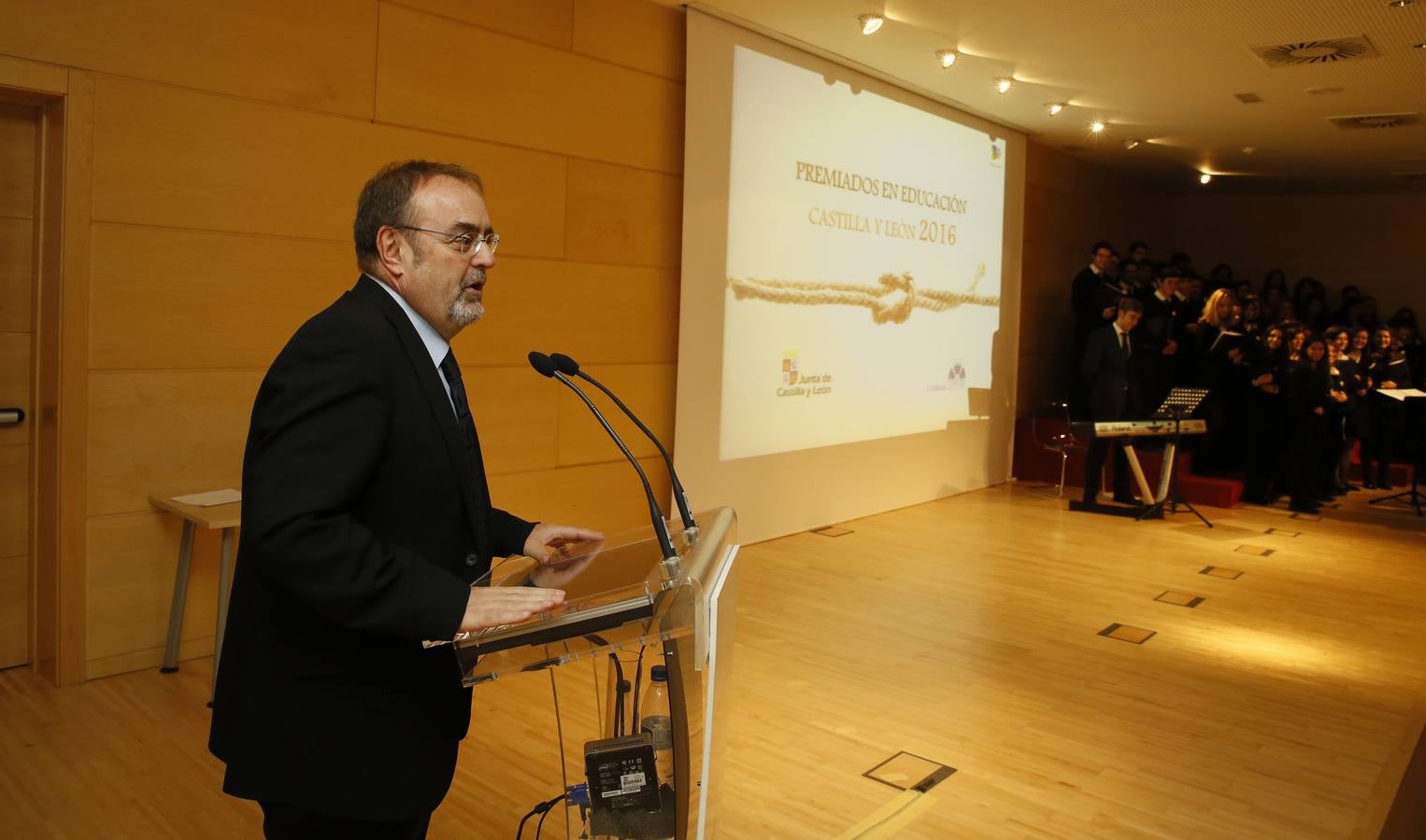El consejero de Educación, Fernando Rey, durante su alocución en el Salón de Actos de las Cortes de Castilla y León.