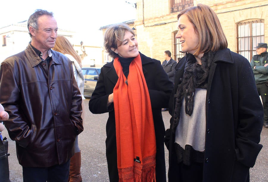 La ministra de agricultura, Isabel García Tejerina, visita la iglesia de Santa María en Fuentes de Nava fotos