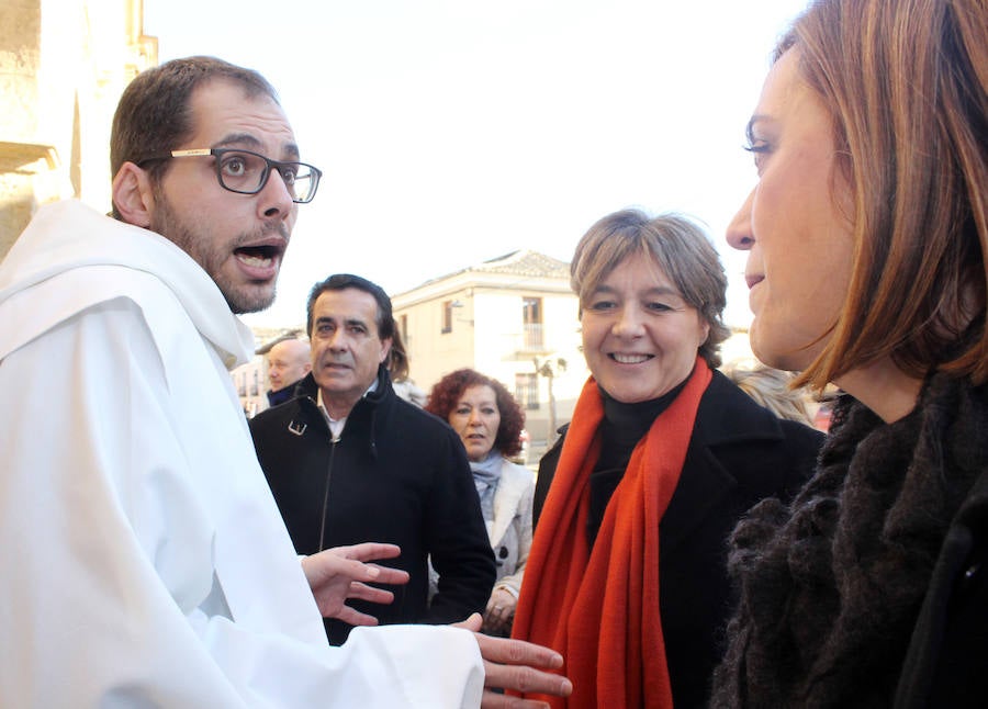 La ministra de agricultura, Isabel García Tejerina, visita la iglesia de Santa María en Fuentes de Nava fotos