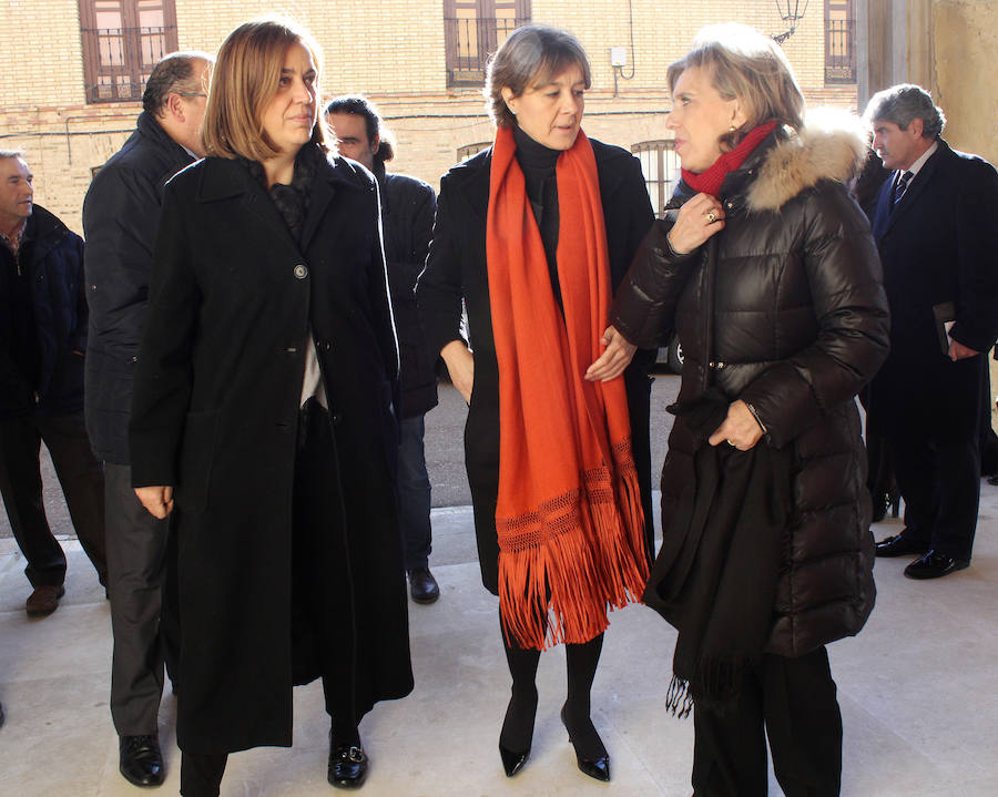 La ministra de agricultura, Isabel García Tejerina, visita la iglesia de Santa María en Fuentes de Nava fotos