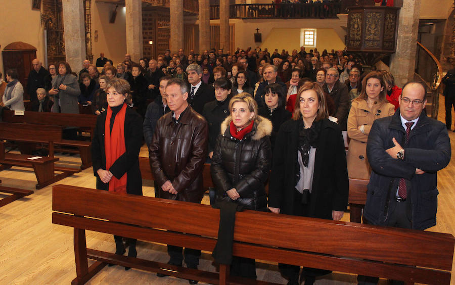 La ministra de agricultura, Isabel García Tejerina, visita la iglesia de Santa María en Fuentes de Nava fotos