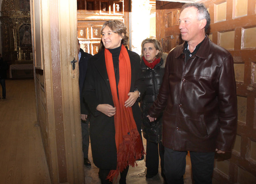 La ministra de agricultura, Isabel García Tejerina, visita la iglesia de Santa María en Fuentes de Nava fotos