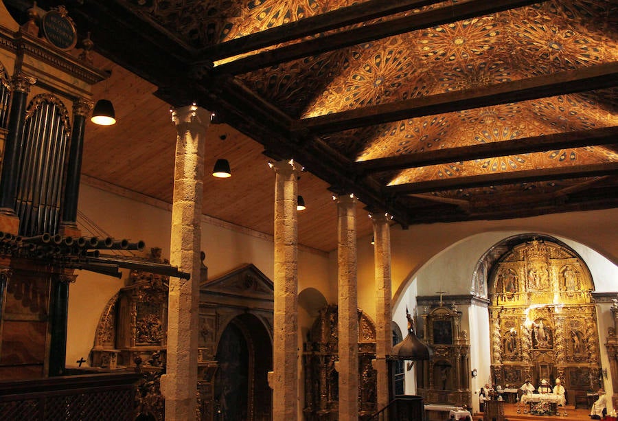 La ministra de agricultura, Isabel García Tejerina, visita la iglesia de Santa María en Fuentes de Nava fotos