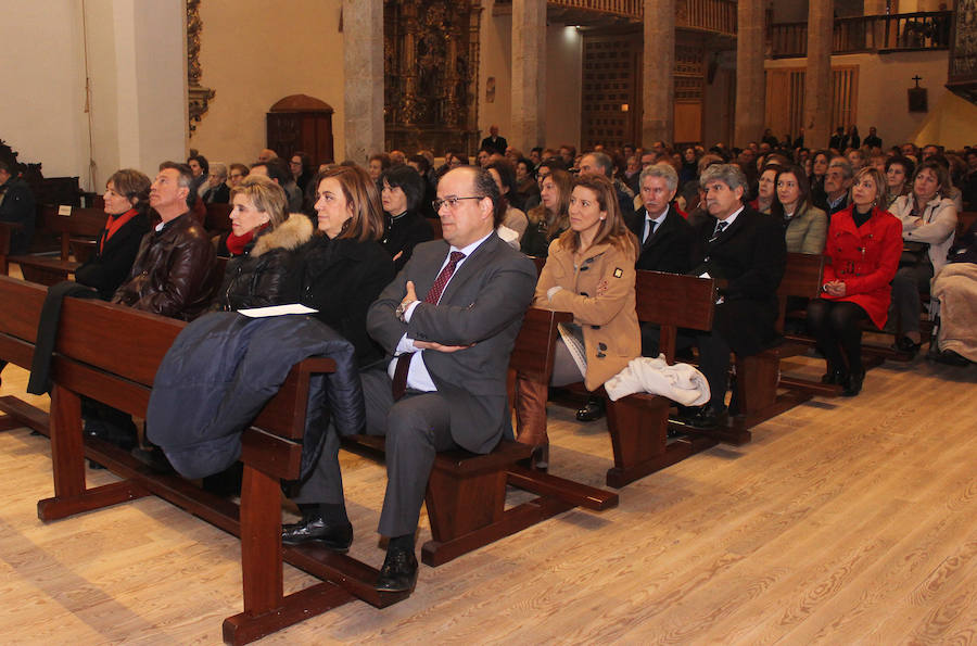 La ministra de agricultura, Isabel García Tejerina, visita la iglesia de Santa María en Fuentes de Nava fotos