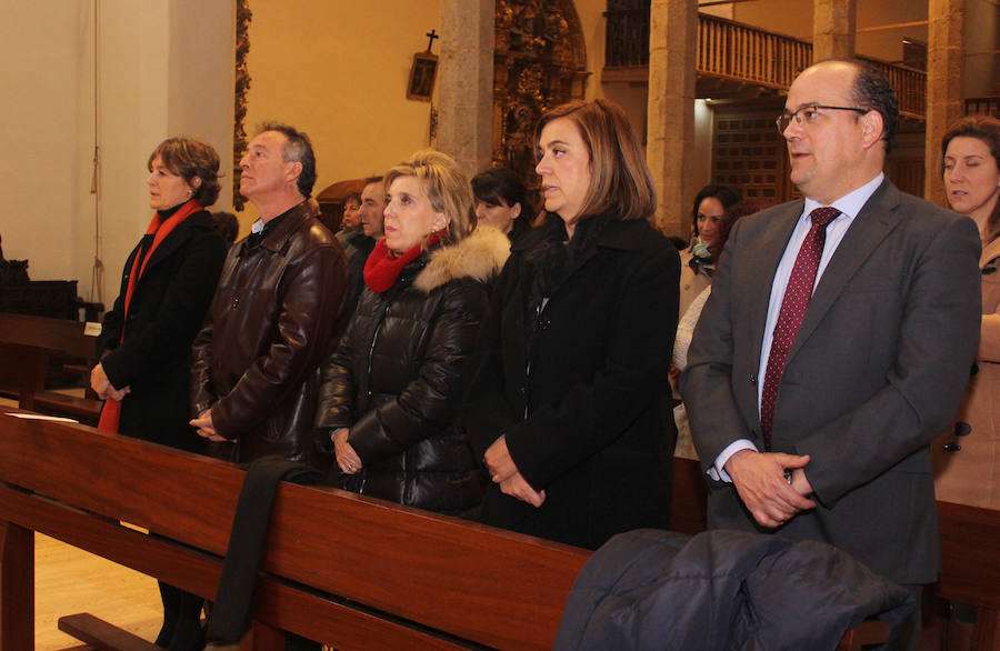 La ministra de agricultura, Isabel García Tejerina, visita la iglesia de Santa María en Fuentes de Nava fotos