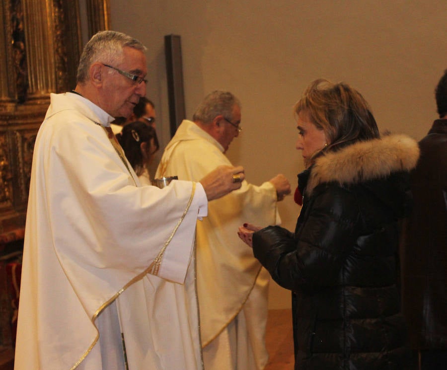 La ministra de agricultura, Isabel García Tejerina, visita la iglesia de Santa María en Fuentes de Nava fotos