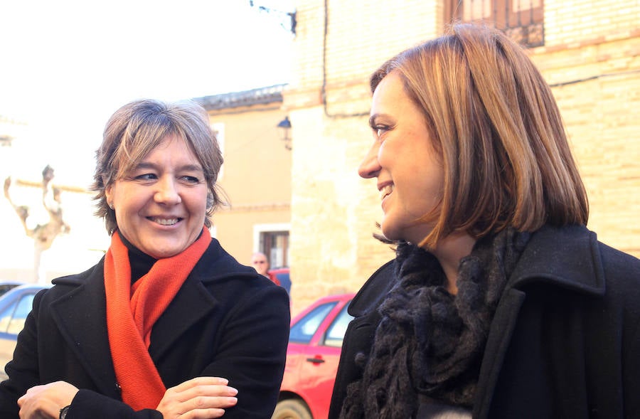 La ministra de agricultura, Isabel García Tejerina, visita la iglesia de Santa María en Fuentes de Nava fotos