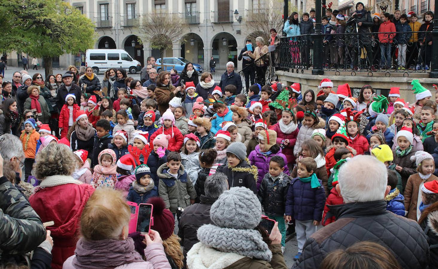 Los alumnos del CEIP Domingo de Soto felicitan la Navidad en la Plaza Mayor