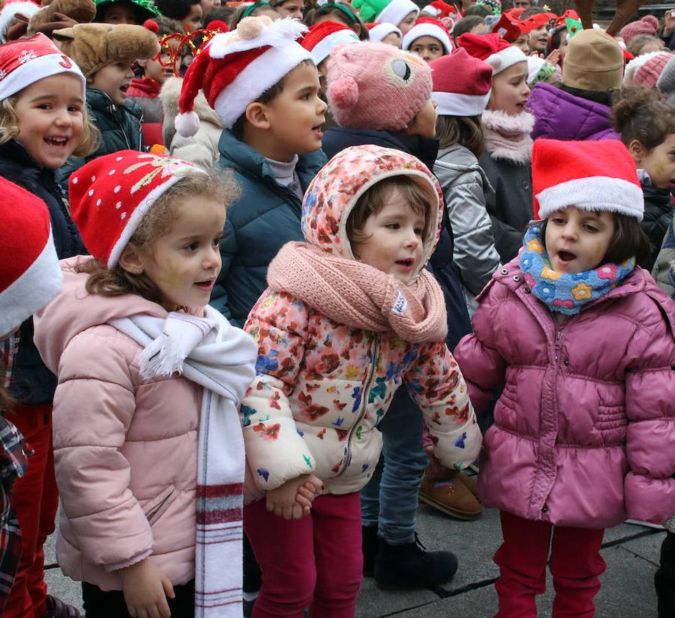 Los alumnos del CEIP Domingo de Soto felicitan la Navidad en la Plaza Mayor