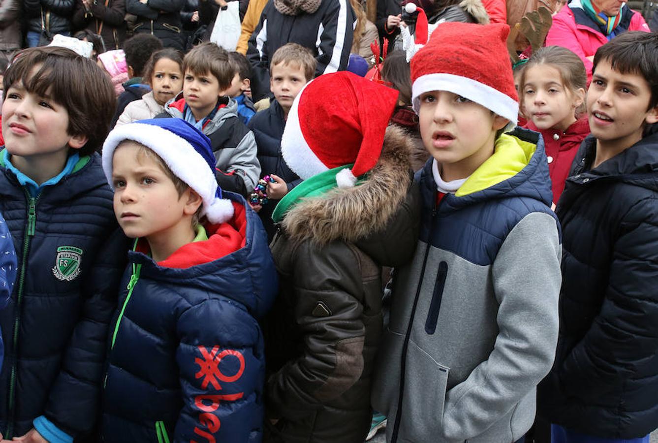 Los alumnos del CEIP Domingo de Soto felicitan la Navidad en la Plaza Mayor