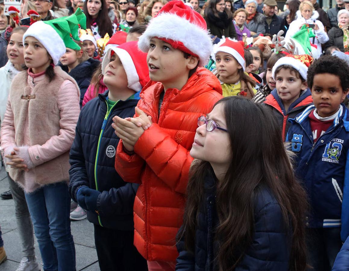 Los alumnos del CEIP Domingo de Soto felicitan la Navidad en la Plaza Mayor