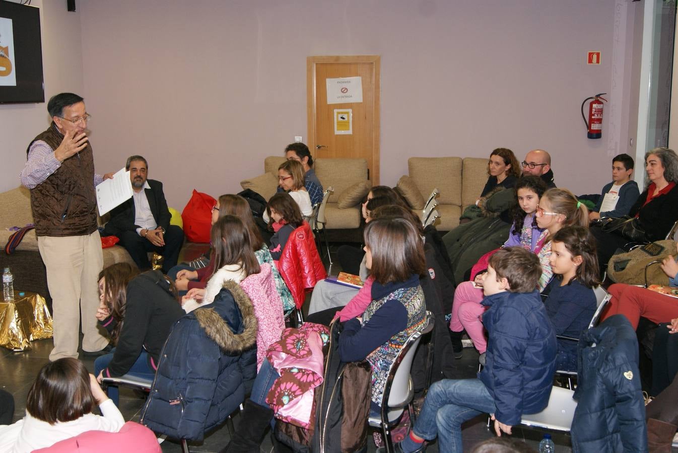 El escritor Ramón García juega al Quijote con los niños de Arroyo