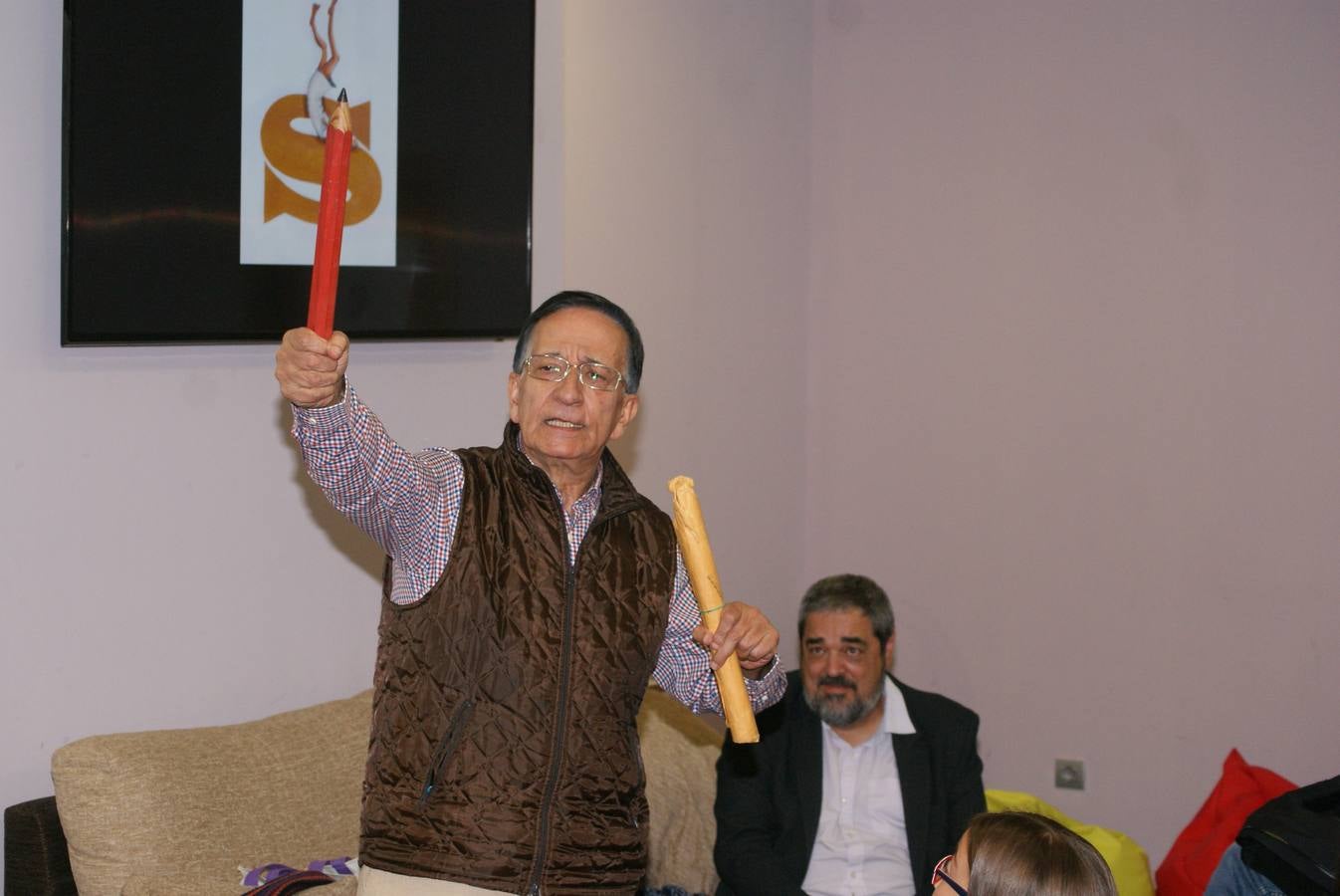 El escritor Ramón García juega al Quijote con los niños de Arroyo