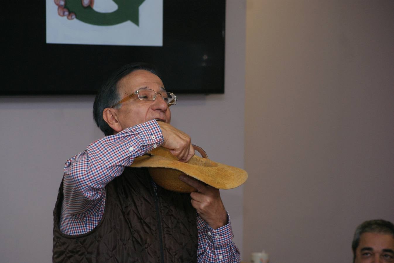 El escritor Ramón García juega al Quijote con los niños de Arroyo