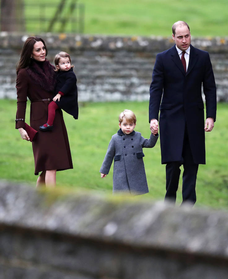 Los jóvenes príncipes Jorge y Carlota de Cambridge protagonizan la misa de Navidad