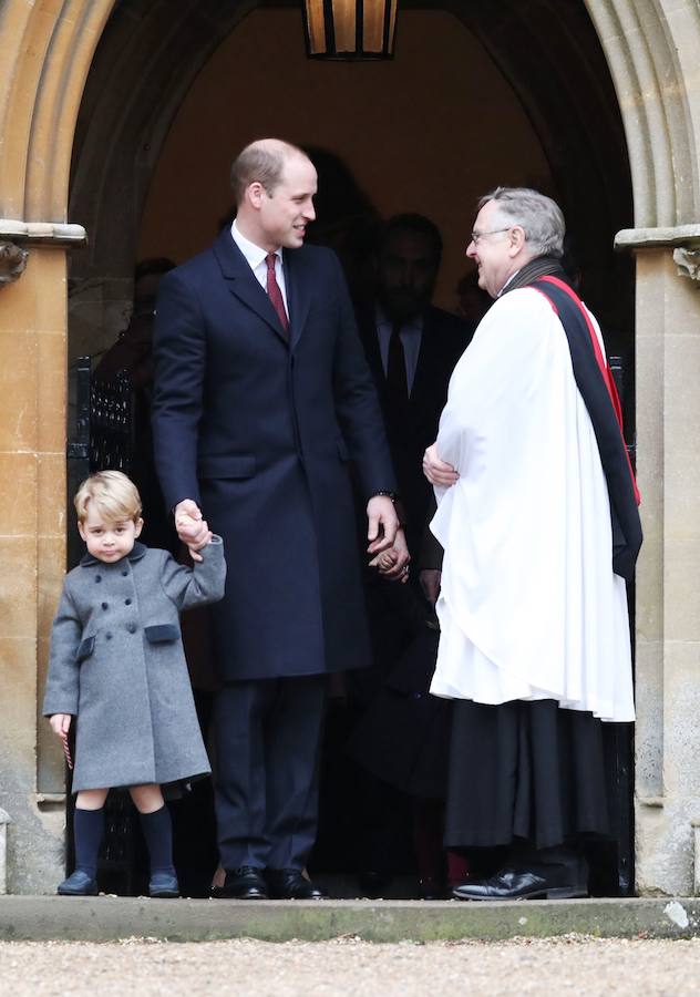 Los jóvenes príncipes Jorge y Carlota de Cambridge protagonizan la misa de Navidad