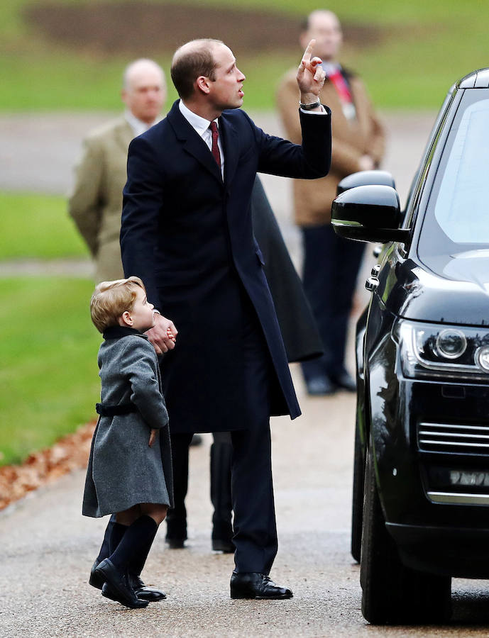 Los jóvenes príncipes Jorge y Carlota de Cambridge protagonizan la misa de Navidad