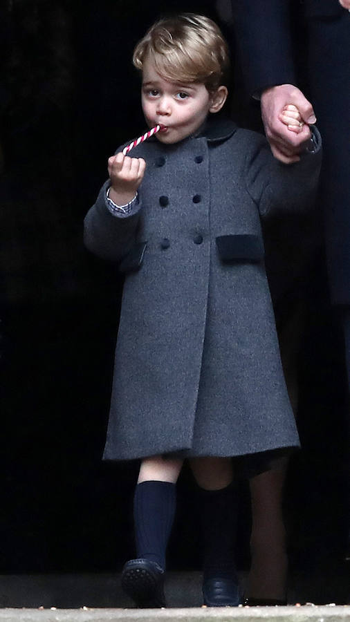 Los jóvenes príncipes Jorge y Carlota de Cambridge protagonizan la misa de Navidad