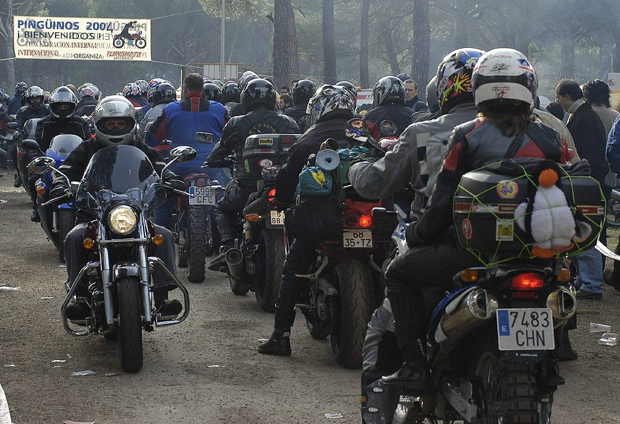 2004. Los moteros participantes en la concentración invernal 'Pingüinos 2004' celebrada en el área del Pinarón de Boecillo, emprenden la vuelta a casa.