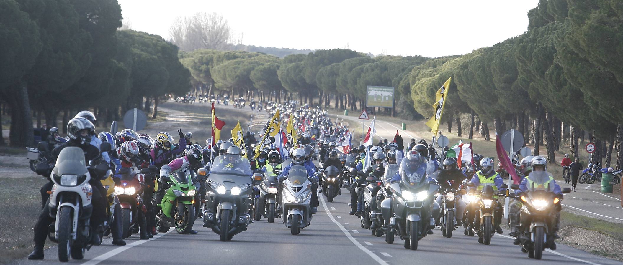 2010. Miles de motoristas durante el desfile de banderas a su paso por Puente Duero.