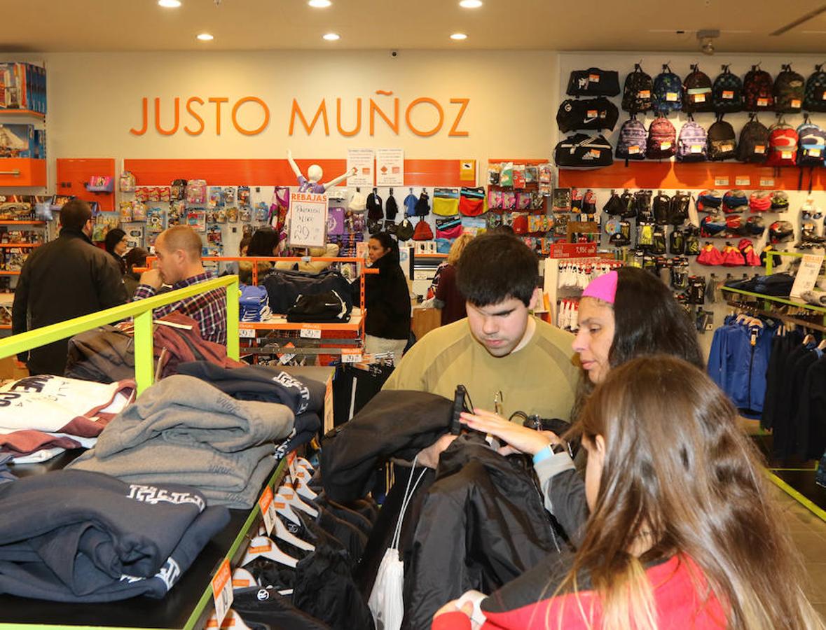 Primer día de rebajas de invierno en Valladolid