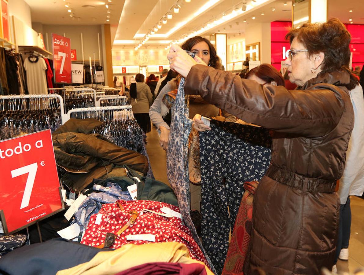 Primer día de rebajas de invierno en Valladolid