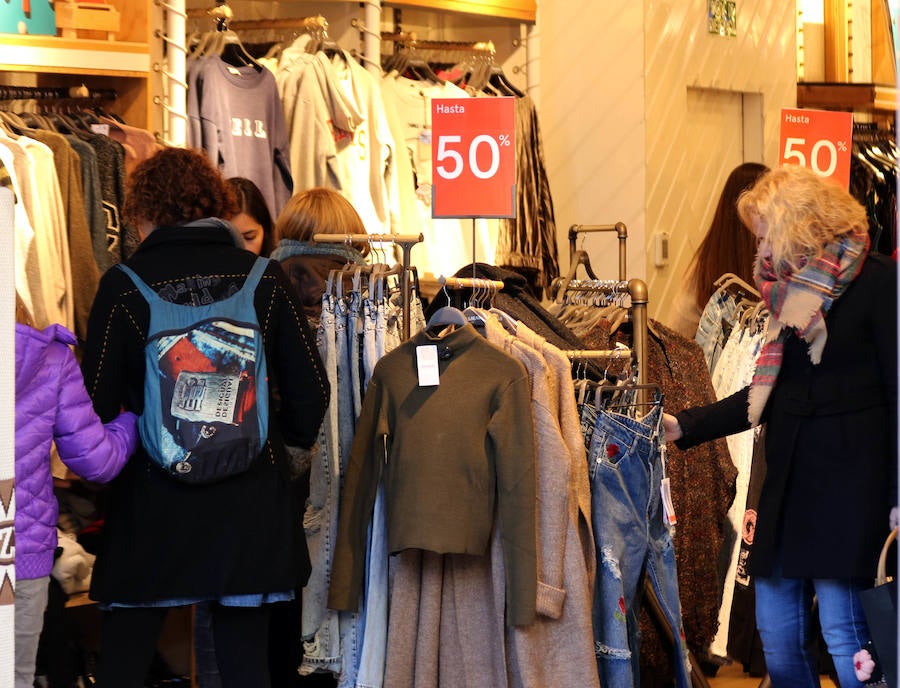 Primer día de rebajas de invierno en Valladolid