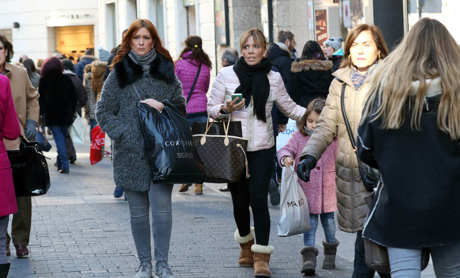 Primer día de rebajas de invierno en Valladolid