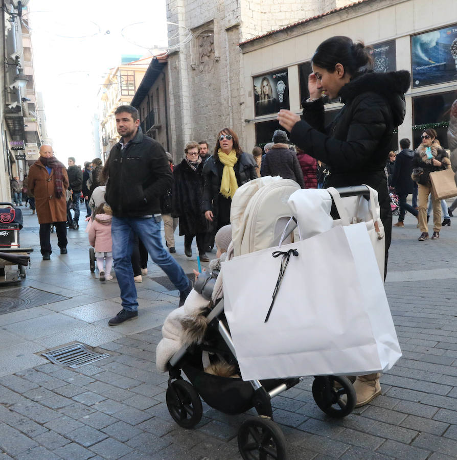 Primer día de rebajas de invierno en Valladolid