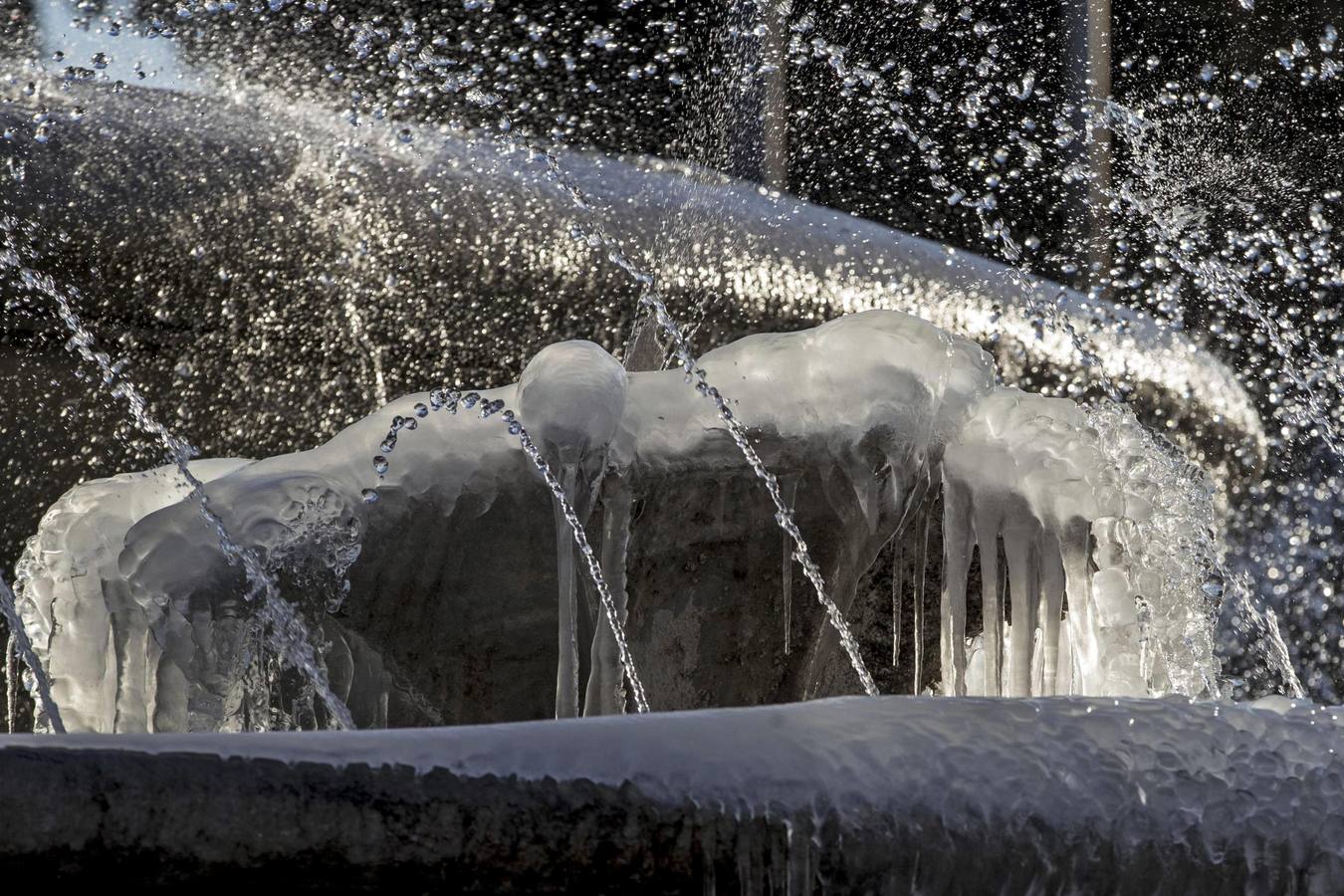 Detalle de la Fuente de las Náyades helada en la Plaza de la República en Roma.