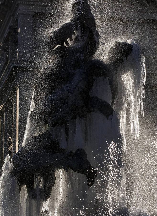Detalle de la Fuente de las Náyades helada en la Plaza de la República en Roma.