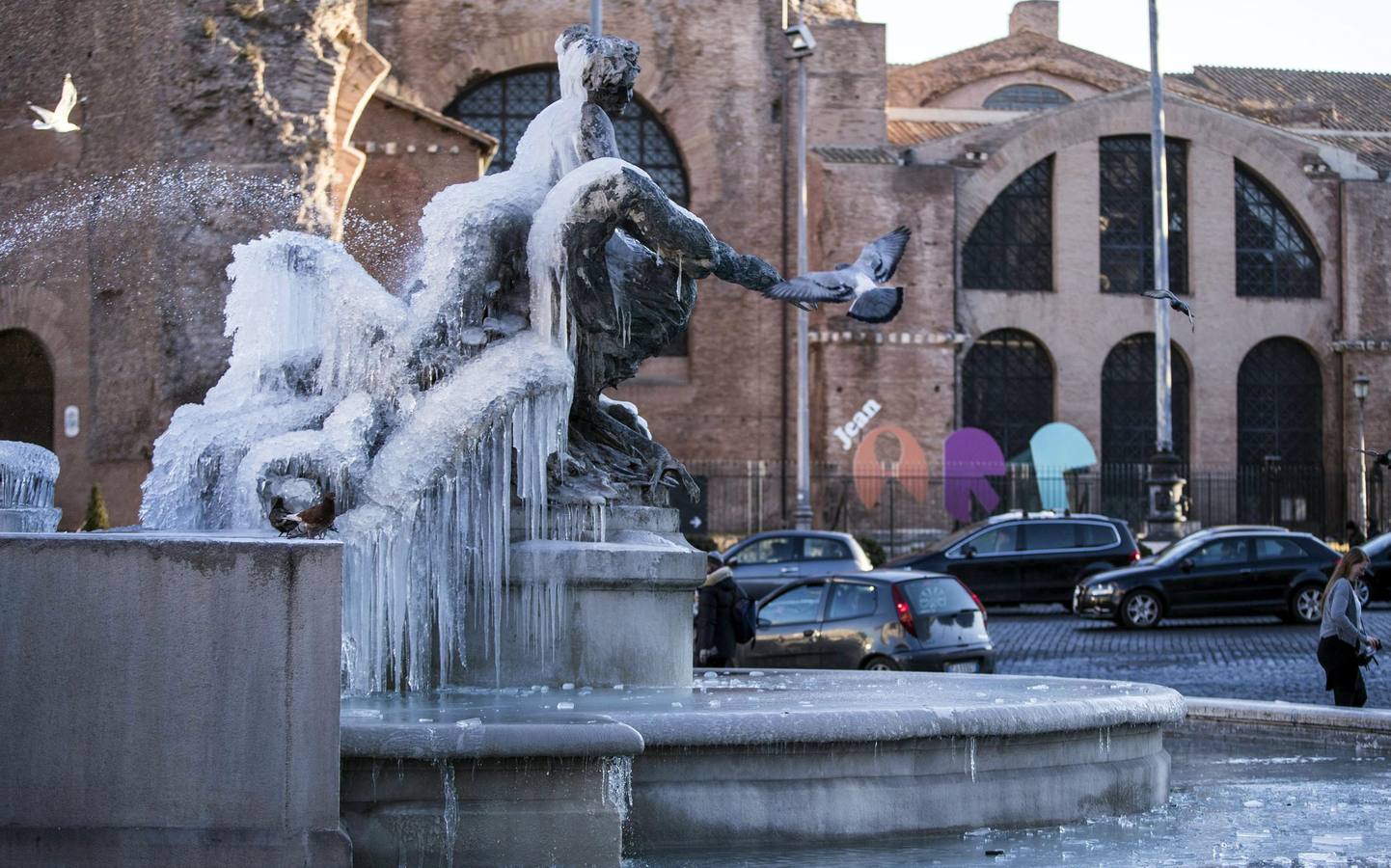 Detalle de la Fuente de las Náyades helada en la Plaza de la República en Roma.