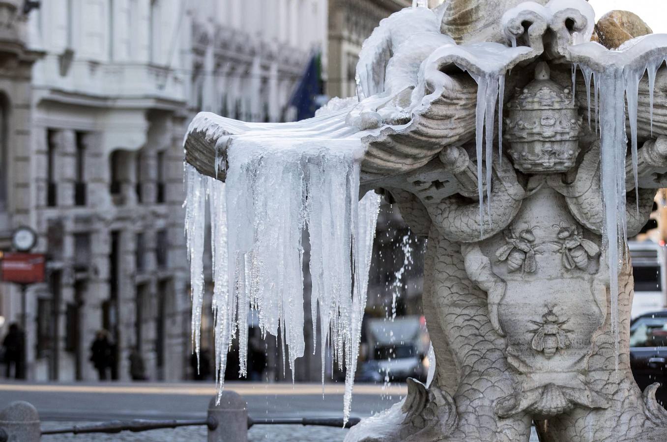 Detalle de la Fuente de Tritón helada en la Plaza de Barberini en Roma.