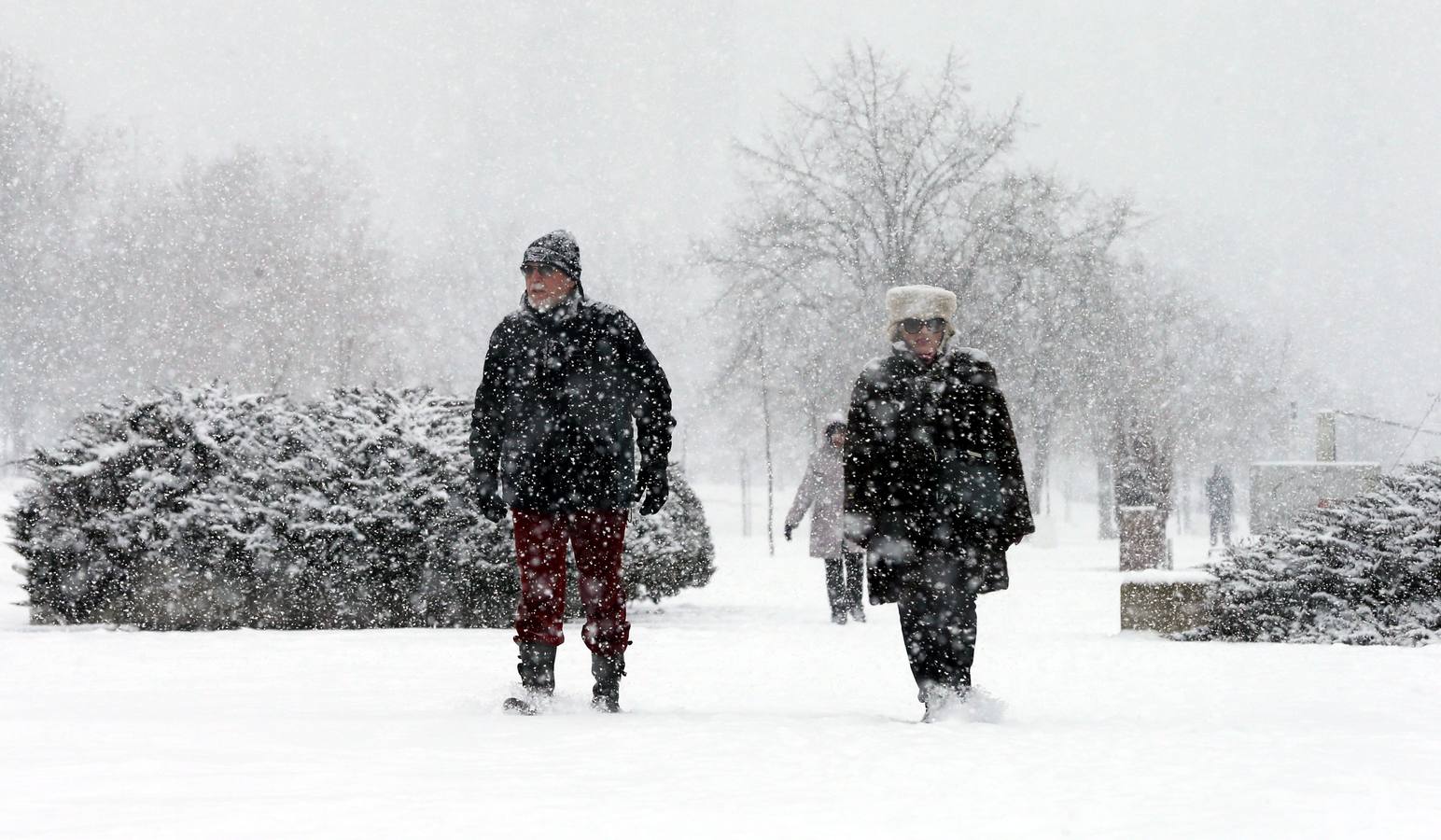 Varias personas caminan por la nieve en Belgrado (Serbia).