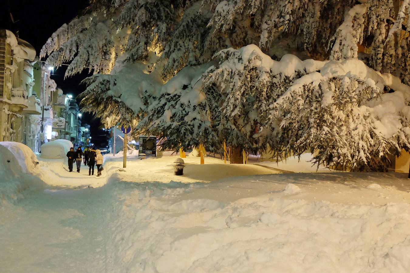 La gente camina en la nieve por una calle de Santeramo in Colle, localidad italiana de la provincia de Bari, en el sur de Italia.