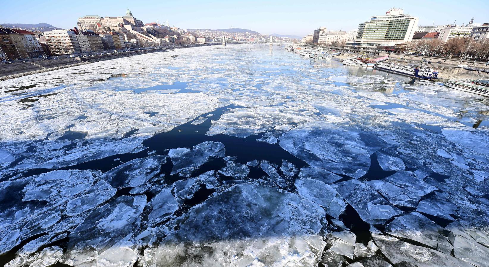 El hielo flota sobre el río Danubio en Budapest (Hungría).