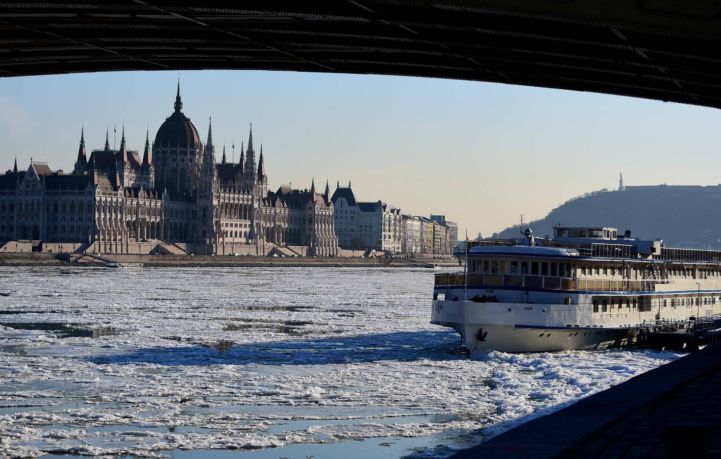 El hielo flota sobre el río Danubio en Budapest (Hungría).
