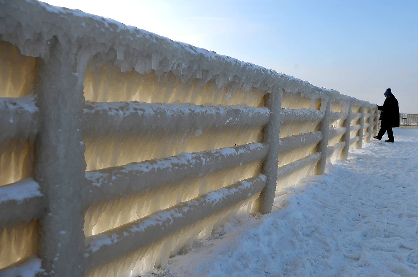 Los carámbanos cubren la barandilla del muelle de Kolobrzeg, al noroeste de Polonia.