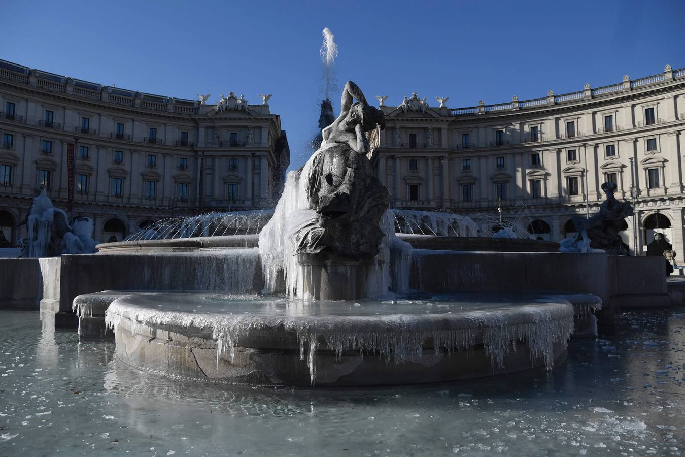 El hielo cuelga de las estatuas de la Fuente de las Náyades en la plaza Repúblicca de Roma.
