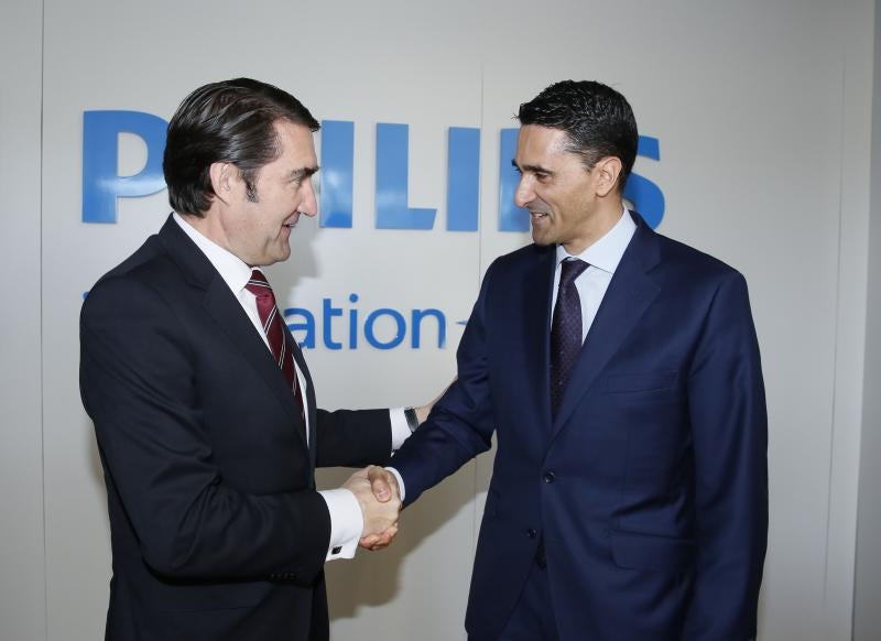 El consejero de Fomento y Medio Ambiente, Juan Carlos Súarez-Quiñones, visita la fábrica de Philips en Valladolid