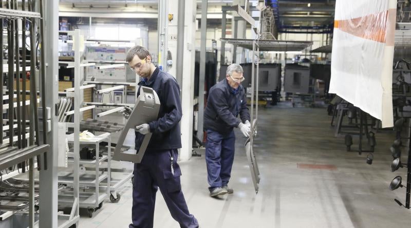 El consejero de Fomento y Medio Ambiente, Juan Carlos Súarez-Quiñones, visita la fábrica de Philips en Valladolid