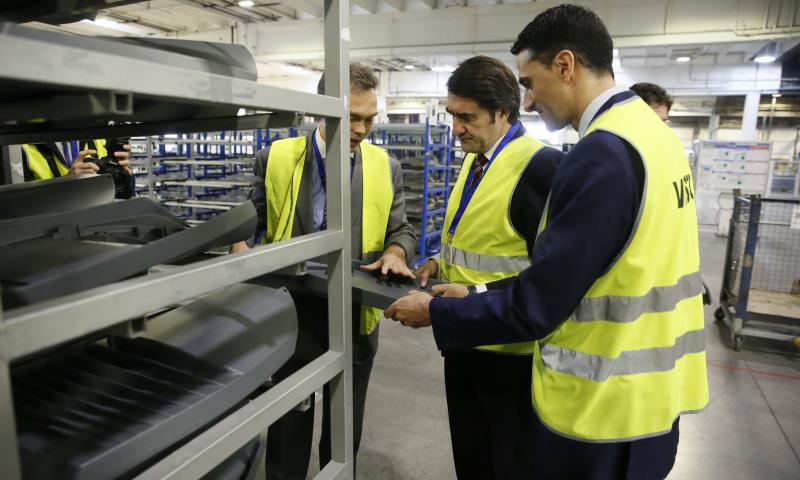 El consejero de Fomento y Medio Ambiente, Juan Carlos Súarez-Quiñones, visita la fábrica de Philips en Valladolid