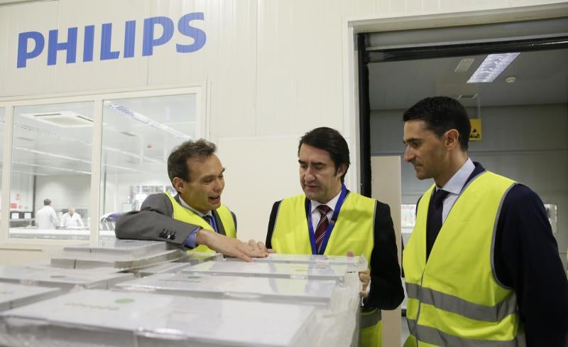 El consejero de Fomento y Medio Ambiente, Juan Carlos Súarez-Quiñones, visita la fábrica de Philips en Valladolid