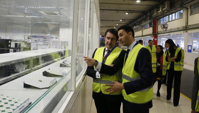 El consejero de Fomento y Medio Ambiente, Juan Carlos Súarez-Quiñones, visita la fábrica de Philips en Valladolid