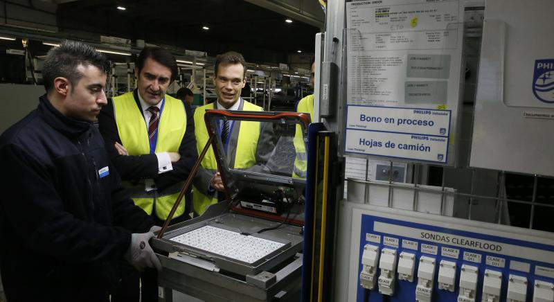 El consejero de Fomento y Medio Ambiente, Juan Carlos Súarez-Quiñones, visita la fábrica de Philips en Valladolid