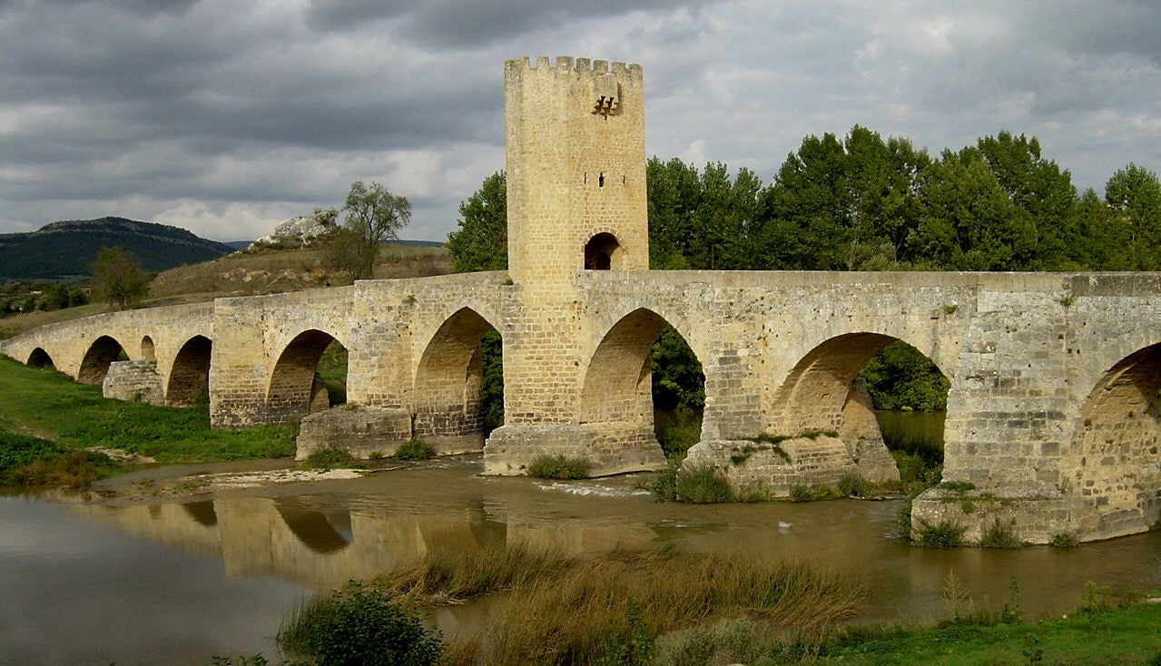 Puente medieval de Frías (Burgos). Es uno de los mejores puentes medievales conservados de España. Es un ejemplo de puente fortificado. Tiene 9 arcos y 143 metros, sobre el río Ebro. Destaca la torre central que además de vigilar el paso de personas y animales también se utilizaba como zona para cobrar el peaje sobre el paso de personas y el comercio de mercancías.